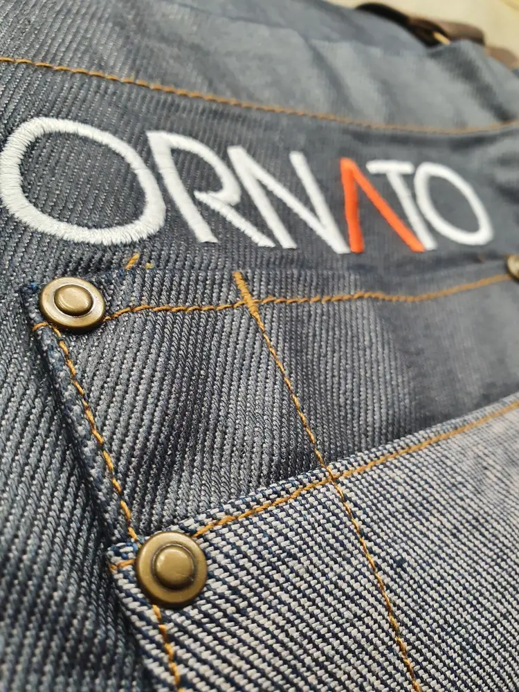 Ornato, Broderie sur denim