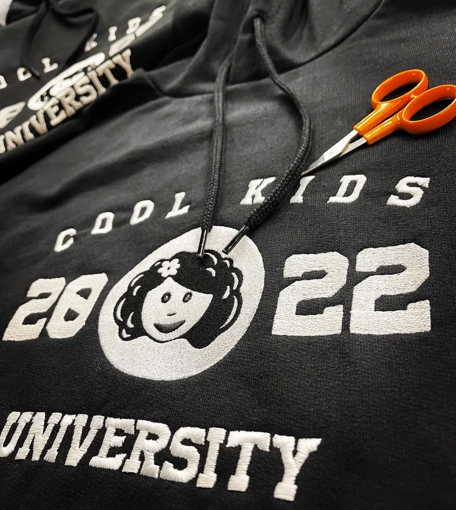 Cool Kids University, Sweat brodé