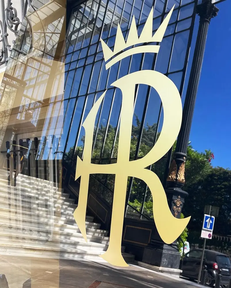 Monogramme doré, Lettres découpées