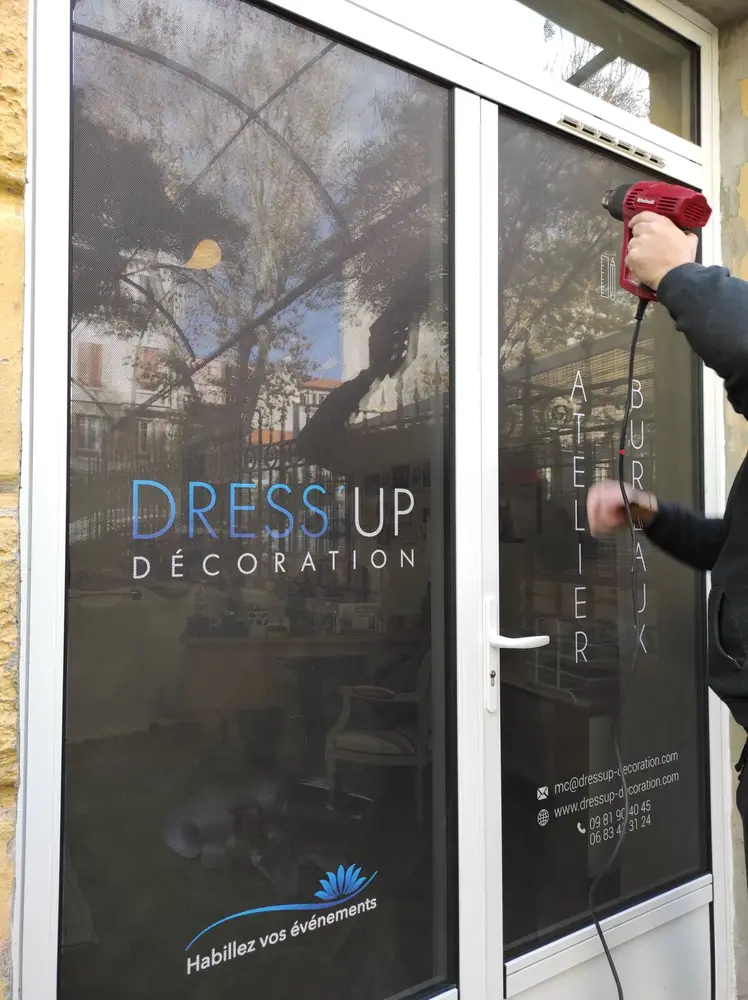 Dress Up Décoration, Pose de vitrophanie