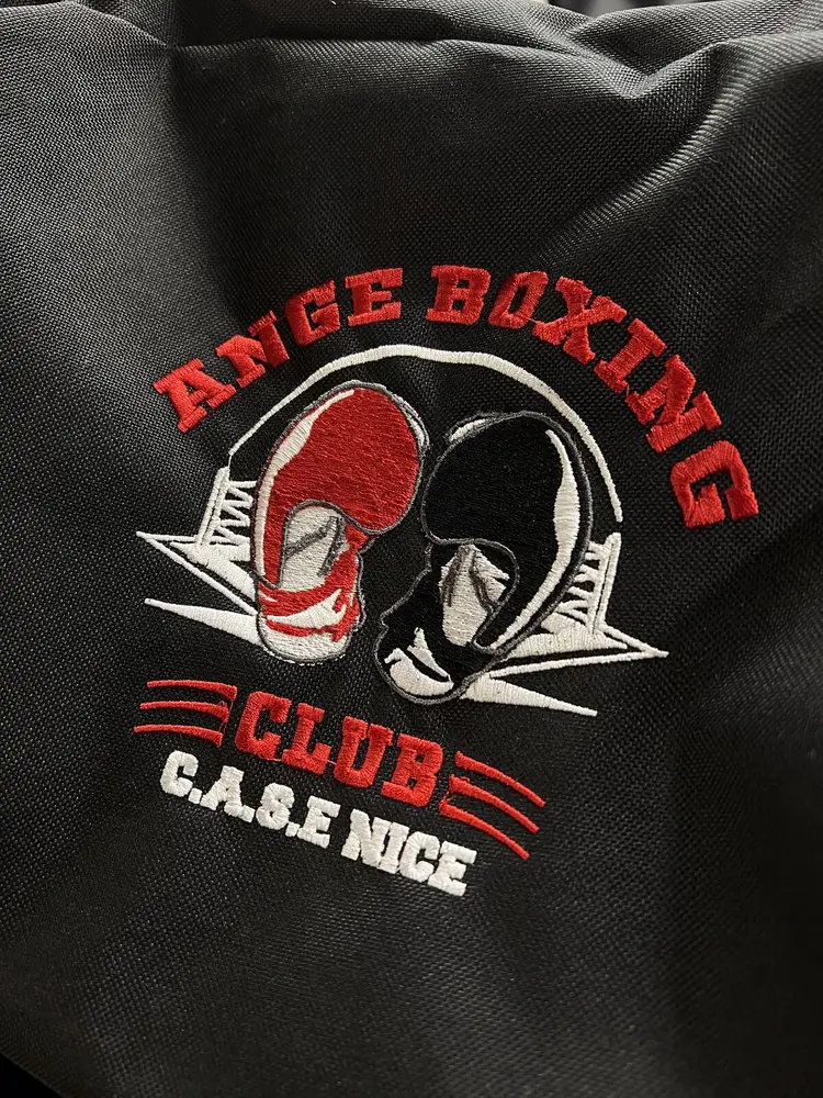 Ange Boxing Club, Broderie