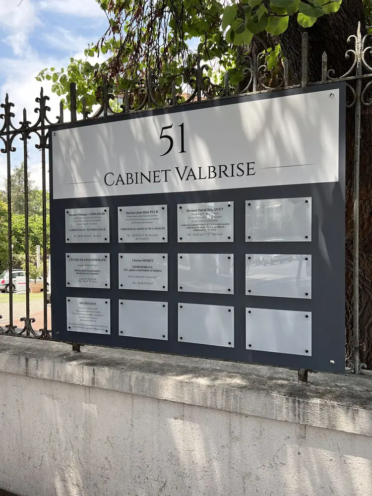 Cabinet Valbrise, Panneau Dibond et plaques