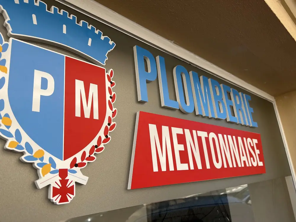 Plomberie Mentonnaise, Lettres découpées sur panneau