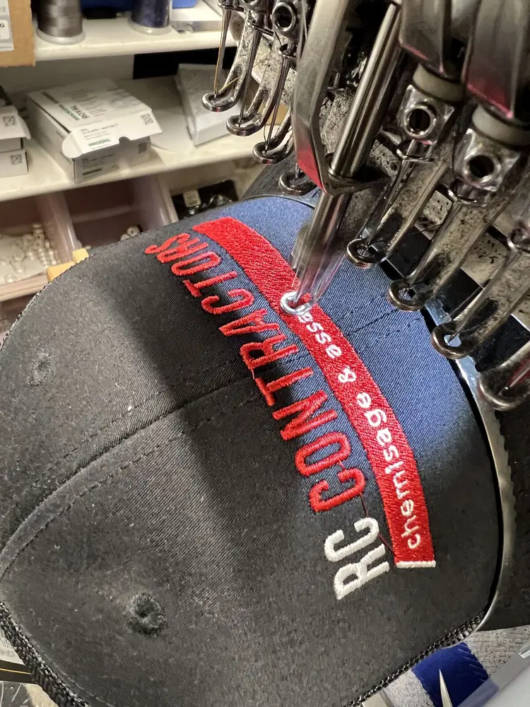 RC Contractors, Casquette brodée