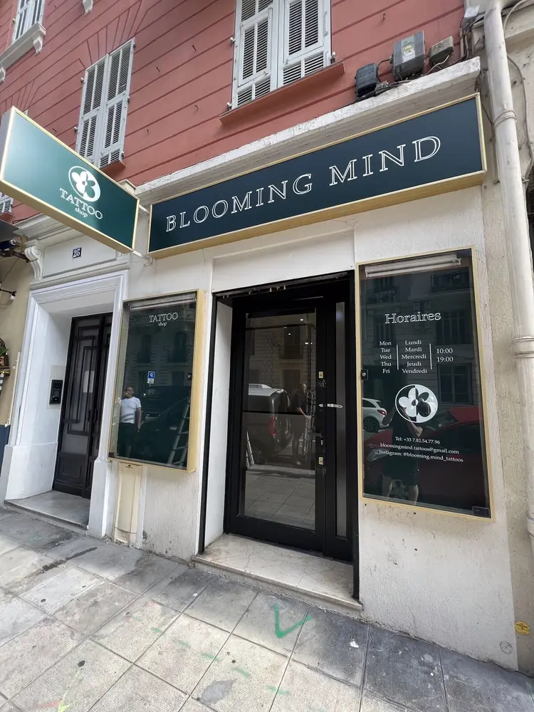 Blooming Mind, Façade et vitrine